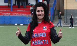 Temporada 2012/13.  Marieta posa con una de las camiseta de ánimo que creó el equipo para solidarizarse con ella después de su lesión