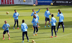 temporada 14/15. Entrenamiento en la ciudad deportiva de Majadahonda. Jugadores realizando ejercicios con el balón durante el entrenamiento