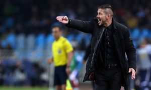 Temporada 14-15. Real Sociedad - Atlético de Madrid. Diego Pablo Simeone da órdenes a sus jugadores.