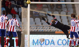 Temporada 14-15. Real Sociedad - Atlético de Madrid. Moyá se estira para atrapar un balón.