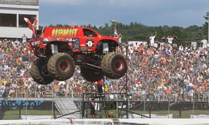 Imagen de un camión volando en el espectáculo de los Monster Jam Trucks