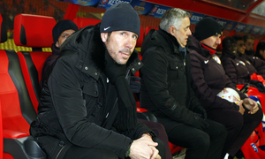 Simeone, sentado en el banquillo del Atlético de Madrid antes del partido ante el Rubin.