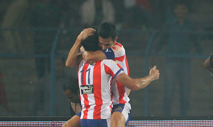 El abrazo entre Jofre y Luis García en el partido del Atlético de Kolkata contra el NorthEast United.