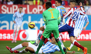 temporada 14/15. Partido Atlético de Madrid Málaga. Estadio Vicente Calderón. Giménez rematando a gol