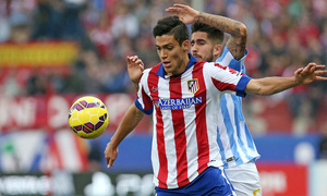temporada 14/15. Partido Atlético de Madrid Málaga. Estadio Vicente Calderón. Jiménez controlando el balón