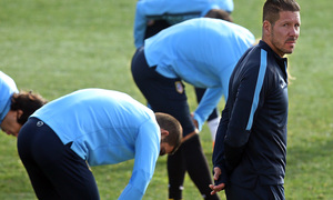 temporada 14/15. Entrenamiento en la ciudad deportiva de Majadahonda. Simeone observando el entrenamiento