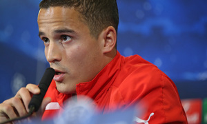 temporada 14/15. Rueda de prensa previa de Champions contra Olympiacos . Afellay durante la rueda de prensa en el estadio Vicente Calderón