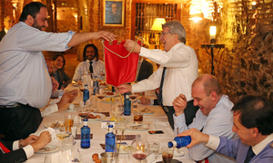 temporada 14/15. Comida de directivas Atlético Olympiacos. Capitán Alatriste