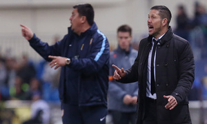 temporada 14/15. Partido Atlético de Madrid Olympiacos. Simeone y Burgos durante el partido