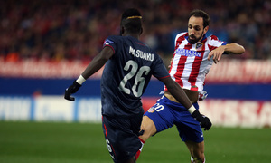 Temporada 14-15. Champions League. Atlético de Madrid-Olympiacos. Juanfran busca el centro.