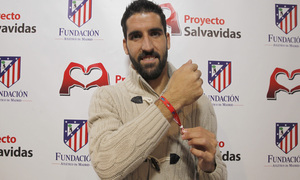 Raúl García, con la pulsera solidaria