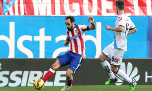Temporada 14-15. Jornada 13. Atlético de Madrid-Deportivo. Juanfran centra al área.