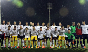 Temporada 14-15. Copa del Rey. L'Hospitalet - Atlético de Madrid. Los jugadores posaron con camisetas contra la violencia.