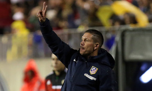 Temporada 14-15. Copa del Rey. L'Hospitalet - Atlético de Madrid. Diego Pablo Simeone da órdenes a los suyos desde la banda.