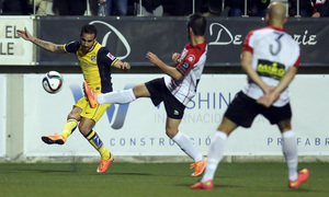 Temporada 14-15. Copa del Rey. L'Hospitalet - Atlético de Madrid. Jesús Gámez busca centrar al área.