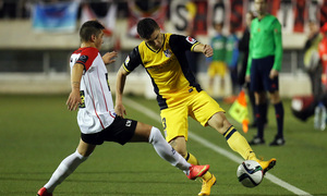 Temporada 14-15. Copa del Rey. L'Hospitalet - Atlético de Madrid. Siqueira intenta superar a su marcador.