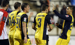 Temporada 14-15. Copa del Rey. L'Hospitalet - Atlético de Madrid. Varios jugadores felicitan a Gabi, autor del segundo gol.