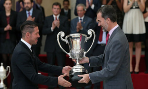 Temporada 14-15. Entrega premios Nacionales del Deporte. Simeone recibe el premio de manos del Rey Felipe VI