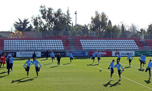 temporada 14/15. Entrenamiento en la ciudad deportiva de Majadahonda. Equipo estirando durante el entrenamiento