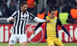 Temporada 14-15. Juventus-Atlético. Godin disputa un balón a Llorente. Foto: Ángel Gutiérrez