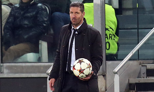 Temporada 14-15. Champions League. Juventus - Atlético de Madrid. Simeone, con un balón en la banda.