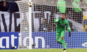Temporada 14-15. Juventus-Atlético. Moya pasa un balón. Foto: Ángel Gutiérrez