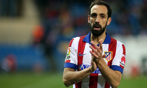 Temporada 14-15. Jornada 15. Atlético de Madrid - Villarreal. Juanfran aplaude a sus compañeros.