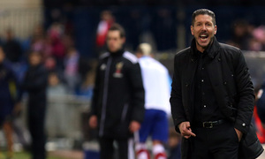 temporada 14/15. Partido Atlético de Madrid Villarreal. Estadio Vicente Calderón. Simeone dando órdenes en la banda