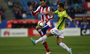 Temporada 14-15. 1/16 Copa del Rey. Atlético de Madrid-L'Hospitalet. Gámez se lleva un balón con la rodilla.