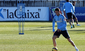temporada 14/15. Entrenamiento en la ciudad deportiva de Majadahonda. Saúl controlando un balón durante el entrenamiento