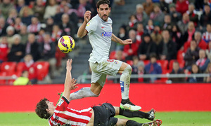Temporada 14-15. Jornada 16. Athletic de Bilbao - Atlético de Madrid. Raúl García dispara a portería.