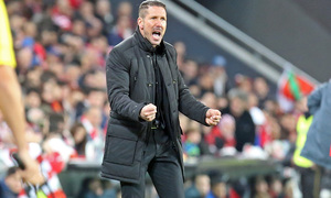 Temporada 14-15. Jornada 16. Athletic de Bilbao - Atlético de Madrid. Simeone celebra con rabia desde el banquillo.