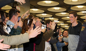 Los aficionados jalean a Fernando Torres a su llegada a Barajas