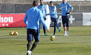 Temporada 14/15. Entrenamiento en la Ciudad Deportiva de Majadahonda. Varios jugadores realizan trabajo con balón.