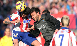 temporada 14/15. Partido Atlético de Madrid Levante. Giménez controlando el balón durante el partido