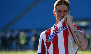 Presentación de Fernando Torres. Torres se besa el escudo.