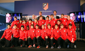 Presentación de Fernando Torres. Con los jugadores de Arona.
