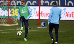 temporada 14/15. Entrenamiento en el estadio Vicente Calderón.Torres controlando un balón durante el entrenamiento