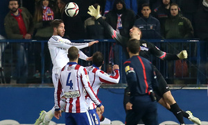 temporada 14/15. Partido Atlético de Madrid Real Madrid. Copa del Rey. Oblak deteniendo un balón durante el partido