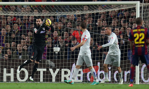 Temporada 14-15. Jornada 18. FC Barcelona-Atlético de Madrid. Moyá atrapa un disparo alto.