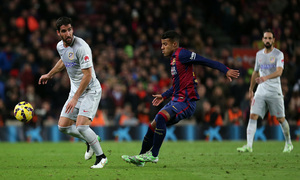 Temporada 14-15. Jornada 18. FC Barcelona-Atlético de Madrid. Raúl García, ante Rafinha.
