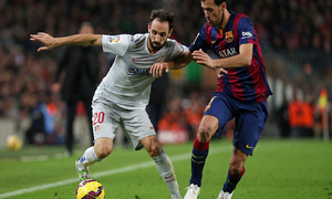Temporada 14-15. Jornada 18. FC Barcelona-Atlético de Madrid. Juanfran controla el esférico ante Busquets.