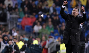 Temporada 14-15. Copa del Rey 1/8 vuelta. Real Madrid - Atlético de Madrid. Simeone aplaudiendo a los suyos.