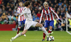 Temporada 14-15. Copa del Rey 1/8 vuelta. Real Madrid - Atlético de Madrid. Griezmann se zafa de Bale sacando el balón jugado.