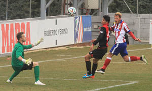 Samuel eleva por encima del portero del Rayo B para hacer el segundo gol de los rojiblancos