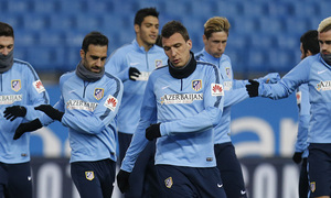 Entrenamiento en el Estadio Vicente Calderón. El equipo durante el calentamiento.