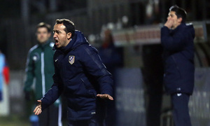 Youth League. Octavos de final. Atlético de Madrid - Arsenal. De la Morena da indicaciones a los suyos.