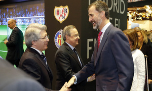 El Rey Felipe VI saluda a Enrique Cerezo en la inauguración de Fitur 2015