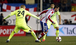 temporada 14/15. Partido Atlético de Madrid Barcelona Copa. Cani con el balón durante el partido
