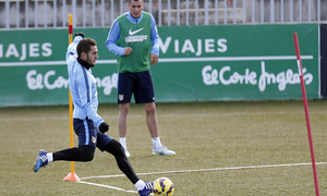 temporada 14/15. Entrenamiento en la ciudad deportiva de Majadahonda. Koke golpeando un balón durante el entrenamiento
